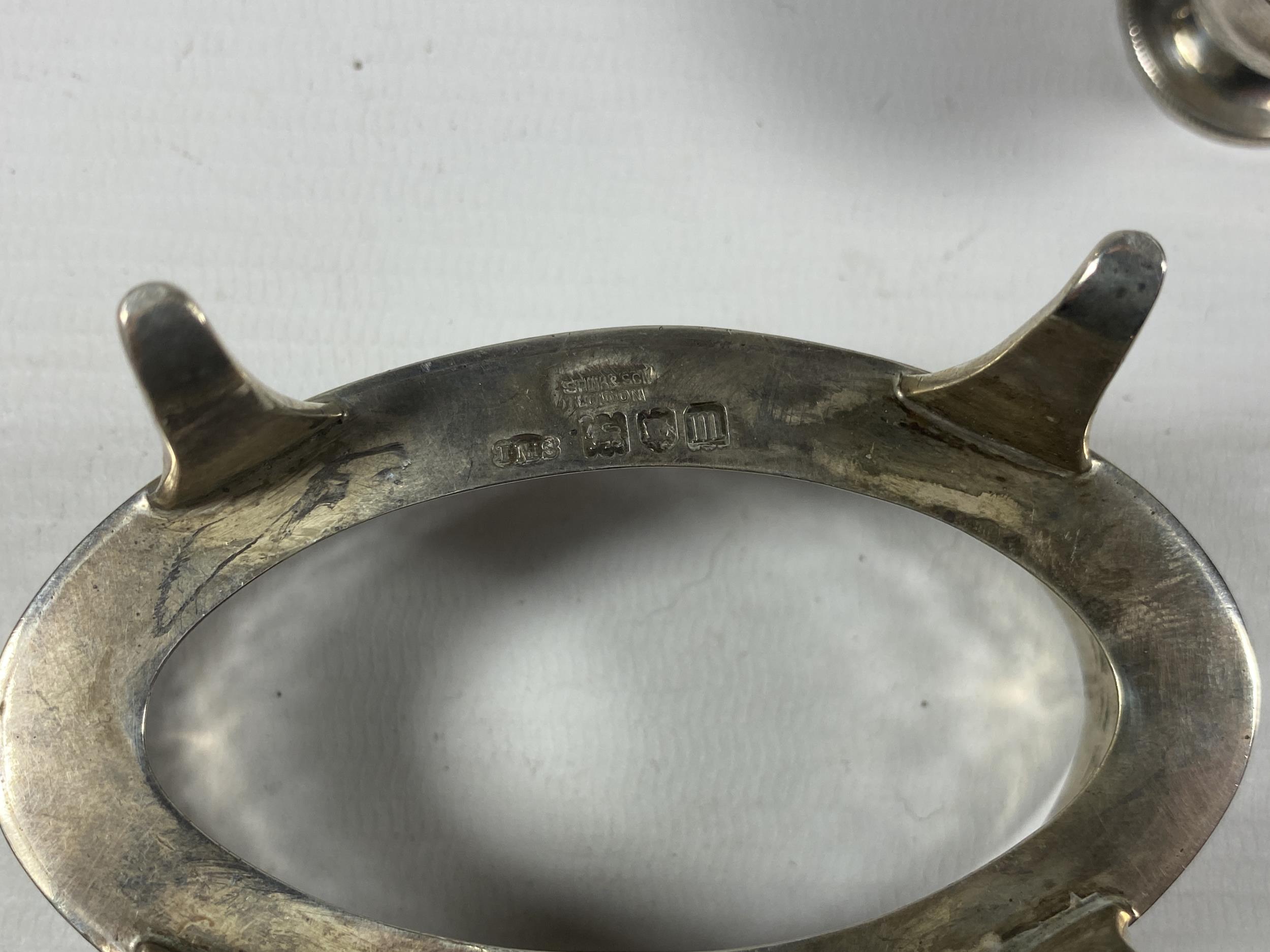 A MIXED LOT OF SILVER TO INCLUDE CHESTER HALLMARKED PEPPERETTE, HEIGHT 12CM, SILVER PIERCED BASKET & - Bild 3 aus 4