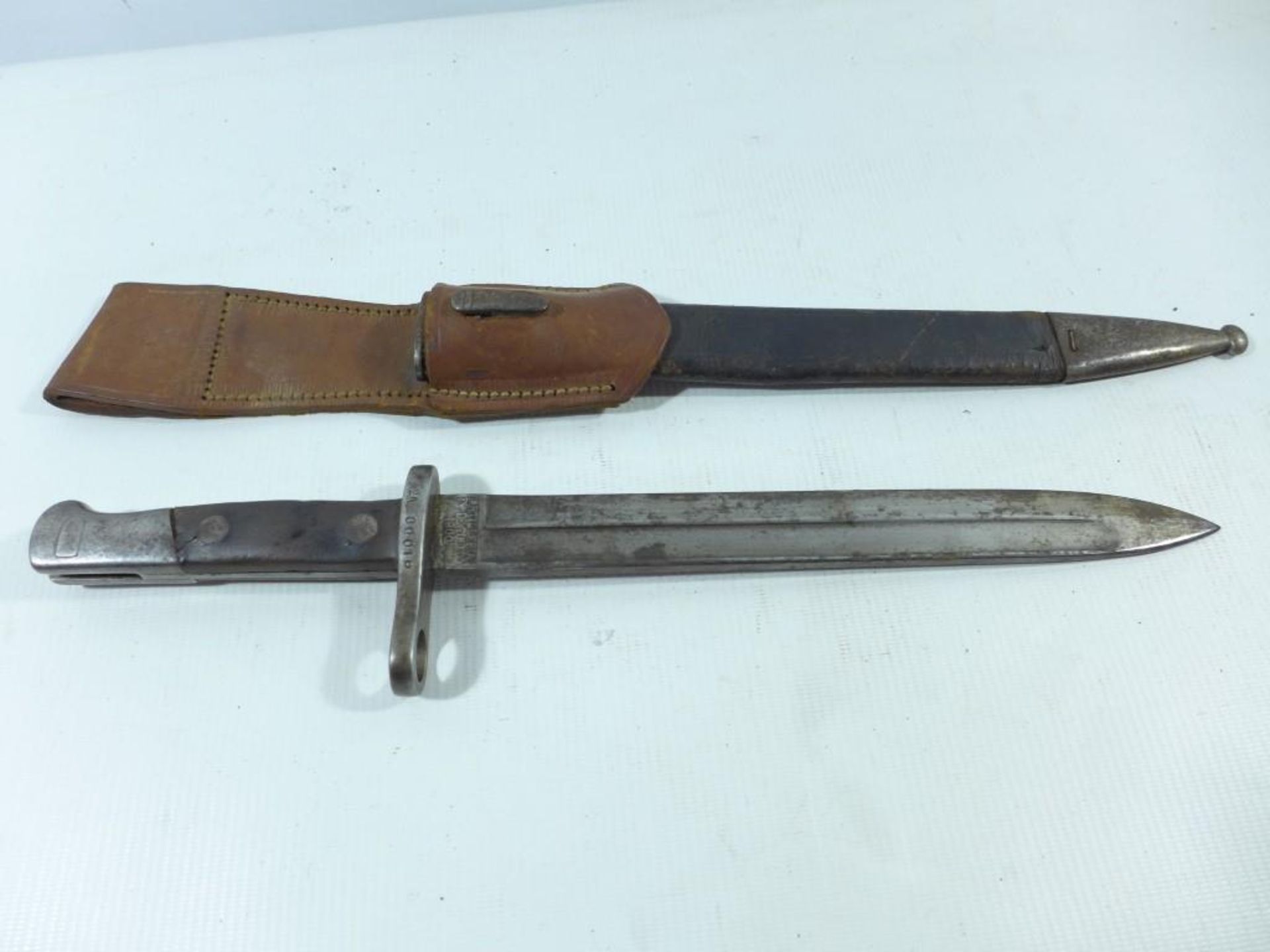 A SPANISH 1893 PATTERN BAYONET AND SCABBARD, 25.5CM BLADE MARKED 'ARTILLERIA FC DE TOLEDO 1900'