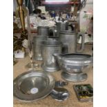 A QUANTITY OF PEWTER ITEMS TO INCLUDE TANKARDS, TEAPOTS, JUGS, BOWLS, ETC