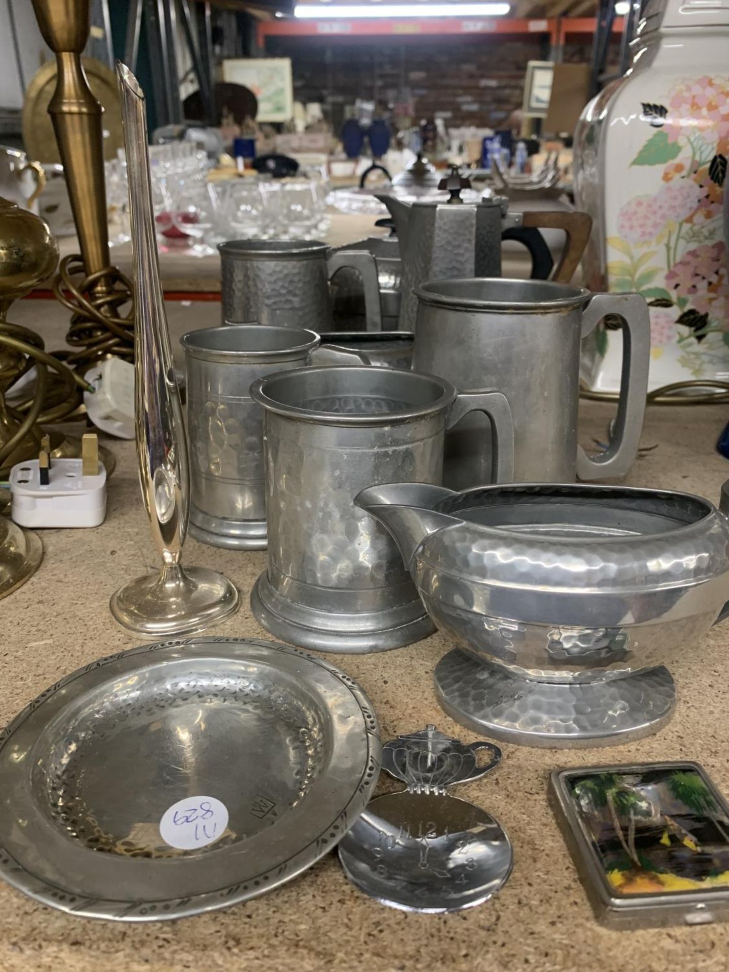 A QUANTITY OF PEWTER ITEMS TO INCLUDE TANKARDS, TEAPOTS, JUGS, BOWLS, ETC