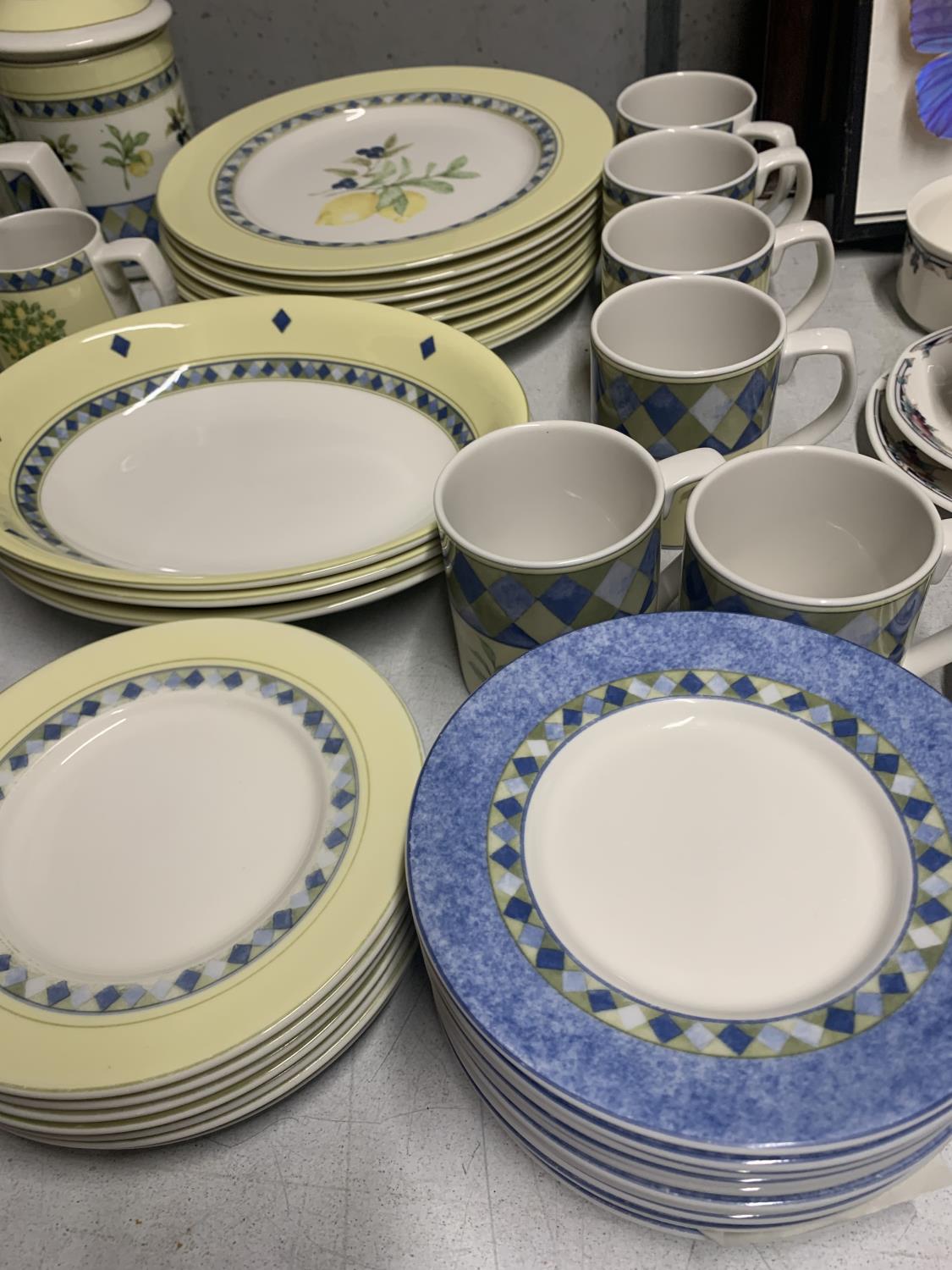 A LARGE QUANTITY OF ROYAL DOULTON DINNERWARE TO INCLUDE PLATES, BOWLS, STORAGE JARS, A TEAPOT, - Image 2 of 4