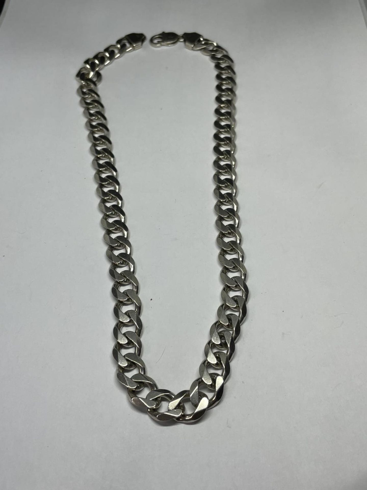 A MARKED SILVER HEAVY FLAT LINK NECKLACE LENGTH 20 INCHES
