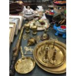 A QUANTITY OF BRASS ITEMS TO INCLUDE TRAYS, SMALL VASES, HORSE BRASSES, A VINTAGE SPRAYER, PLUS A