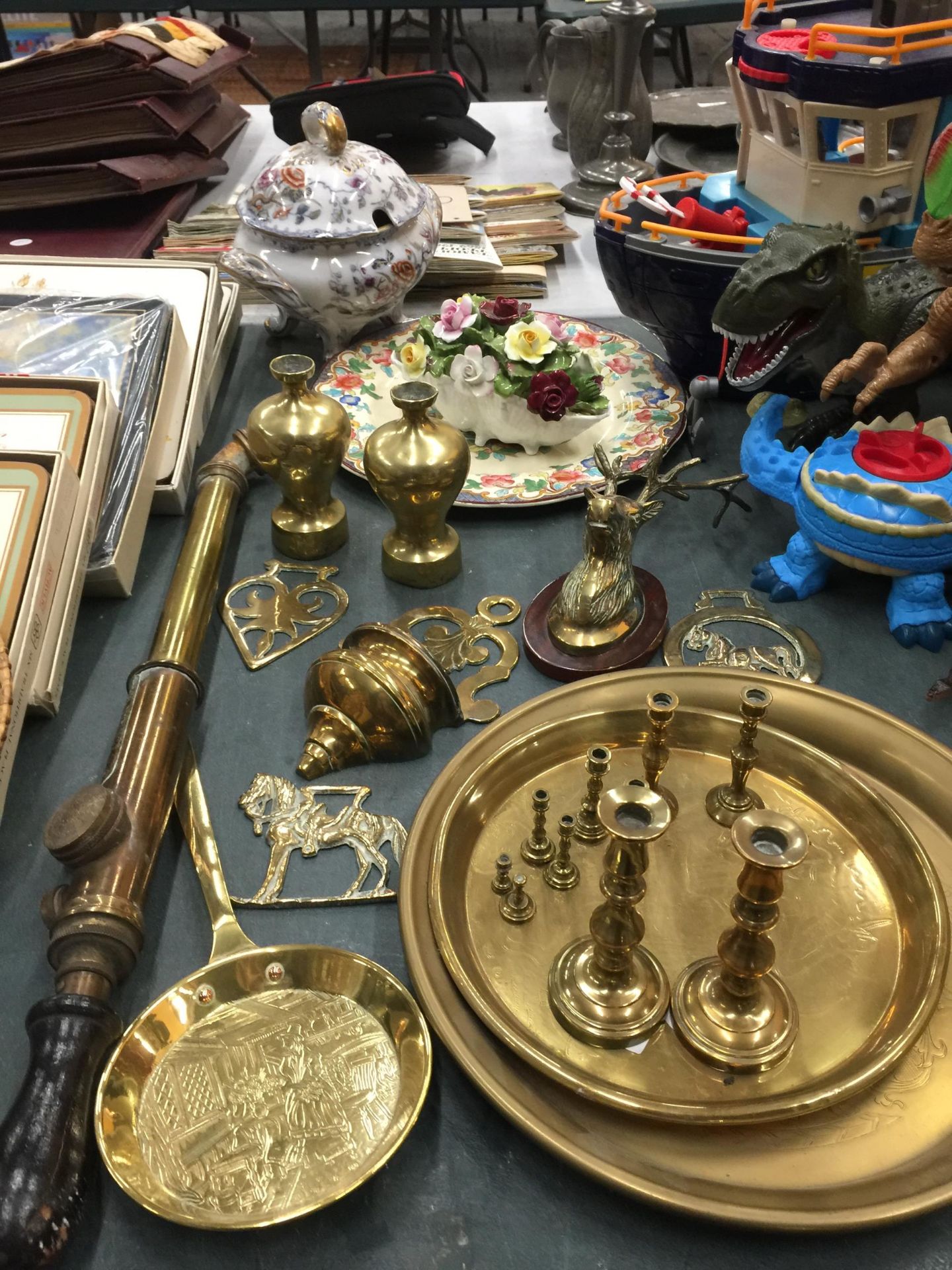 A QUANTITY OF BRASS ITEMS TO INCLUDE TRAYS, SMALL VASES, HORSE BRASSES, A VINTAGE SPRAYER, PLUS A