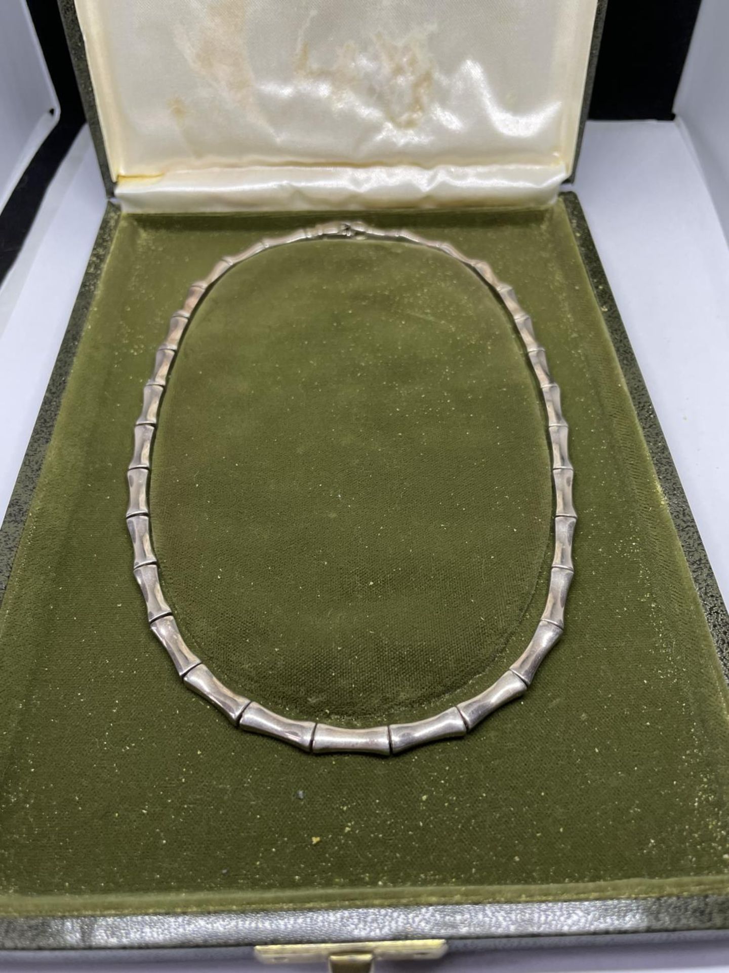 A SILVER BAMBOO DESIGN NECKLACE IN A PRESENTATION BOX - Image 3 of 3