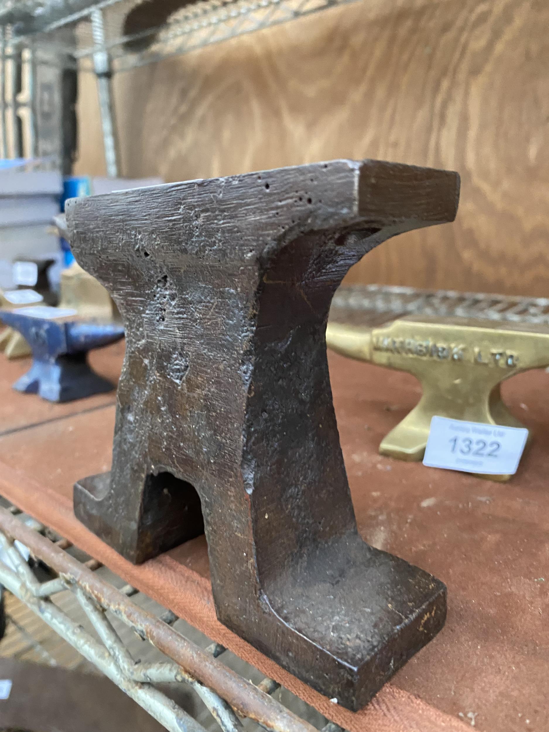 A CAST IRON MINITURE SAMPLE ANVIL - Bild 4 aus 5