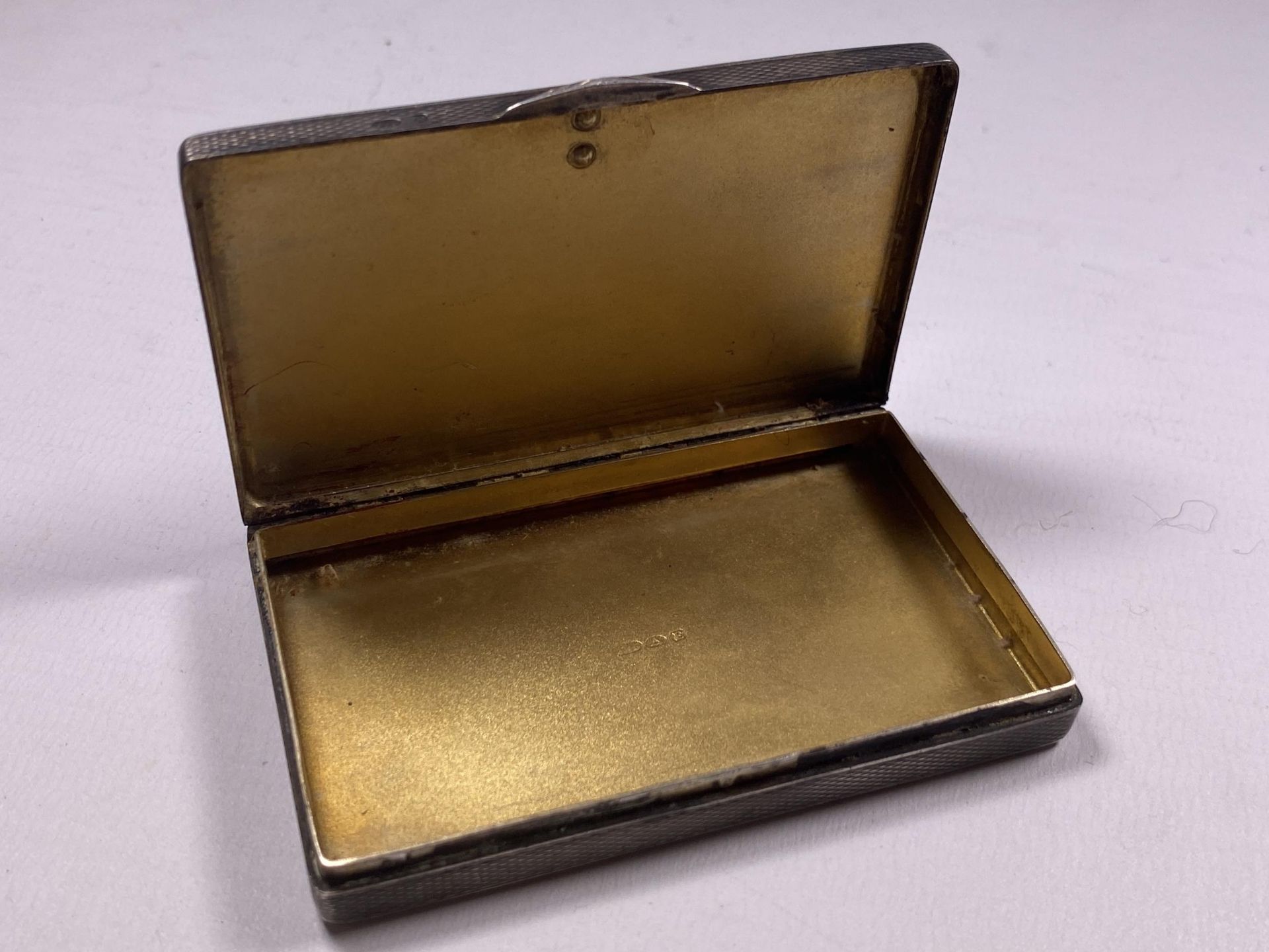 AN ART DECO .925 HALLMARKED SILVER CARD CASE, IMPORT HALLMARKS TO INTERIOR, LENGTH 8CM - Image 4 of 5
