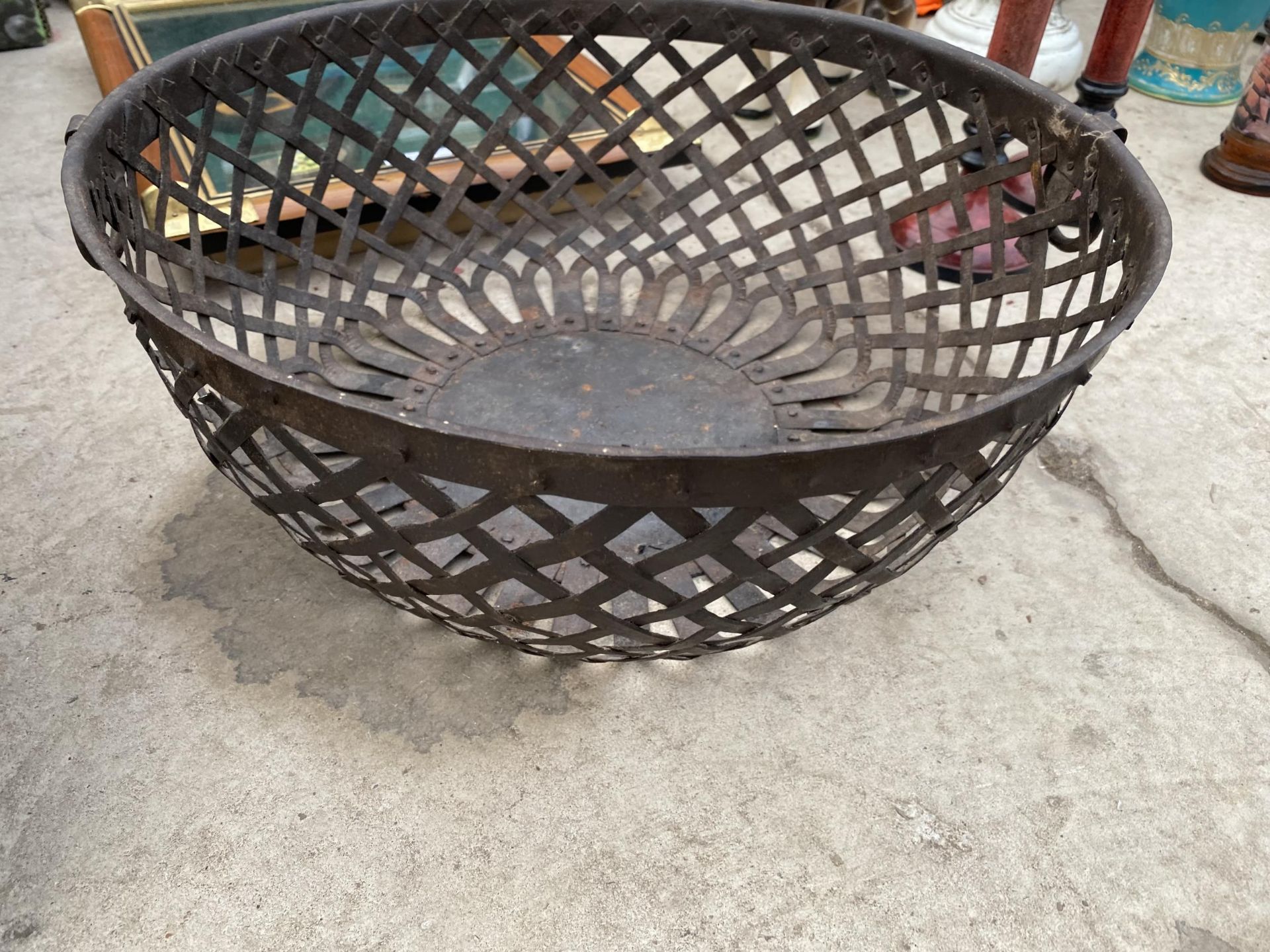 A VINTAGE METAL BASKET AND A FRAMED GOLF CLUB SET - Image 3 of 3