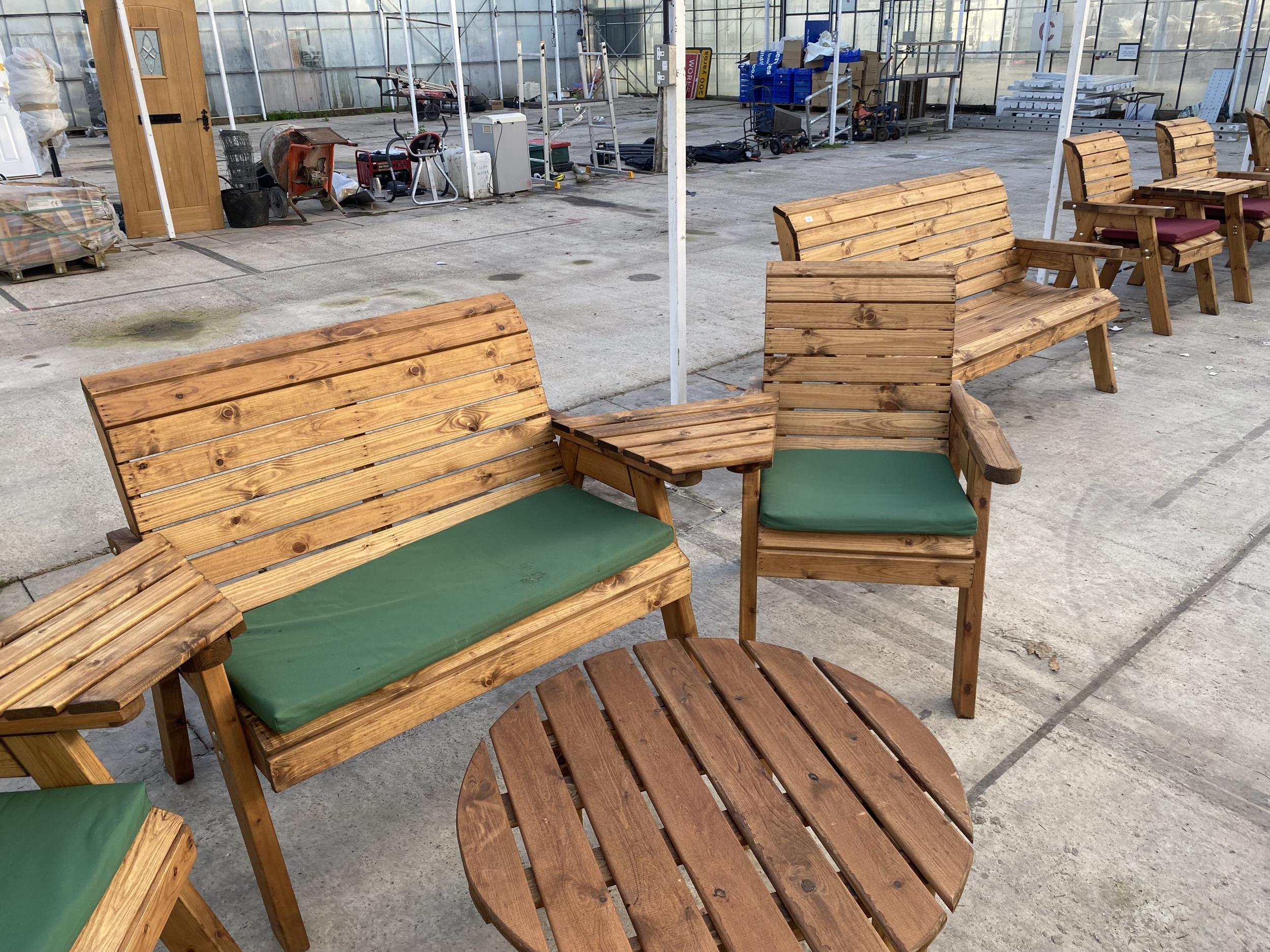 AN AS NEW EX DISPLAY CHARLES TAYLOR PATIO SET COMPRISING OF A BENCH, TWO CHAIRS, A ROUND COFFEE - Bild 3 aus 5