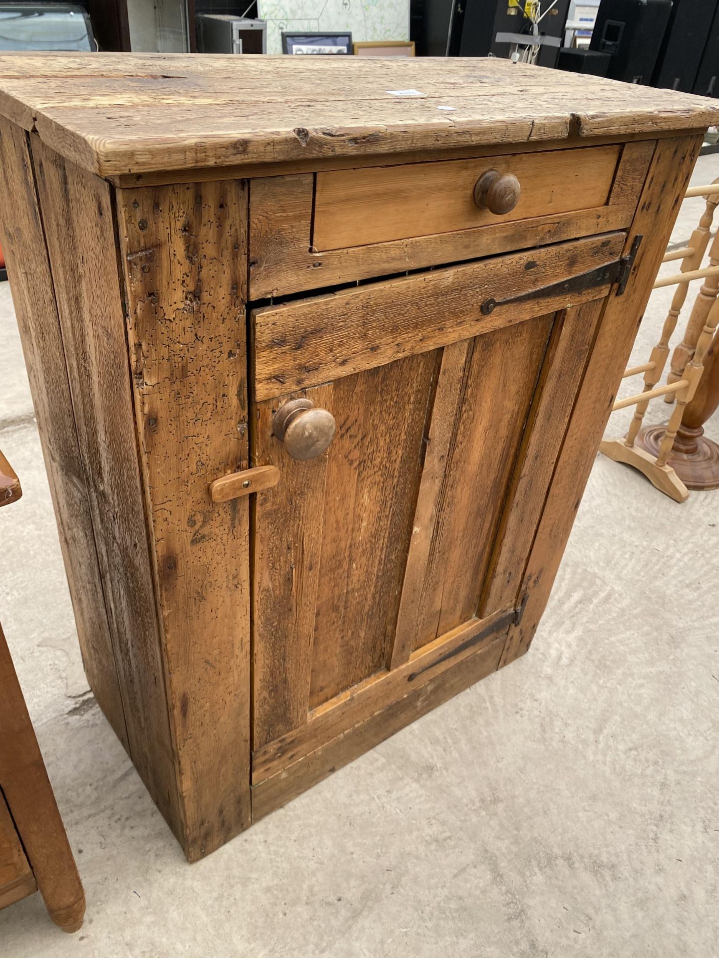 A RUSTIC PINE KITCHEN CUPBOARD WITH SINGLE DOOR AND DRAWER, 31" WIDE - Image 3 of 5