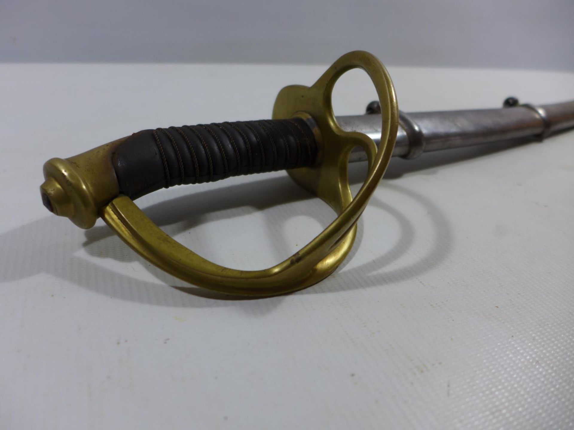 A CAVALRY SWORD AND SCABBARD OF UNKNOWN AGE, 87CM BLADE, PIERCED BRASS GUARD - Image 6 of 6
