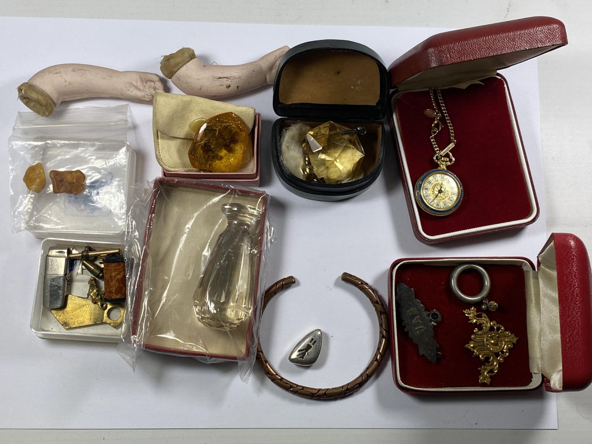 A MIXED GROUP OF JEWELLERY AND FURTHER ITEMS TO INCLUDE HALLMARKED SILVER NAME BROOCH, LARGE CITRINE