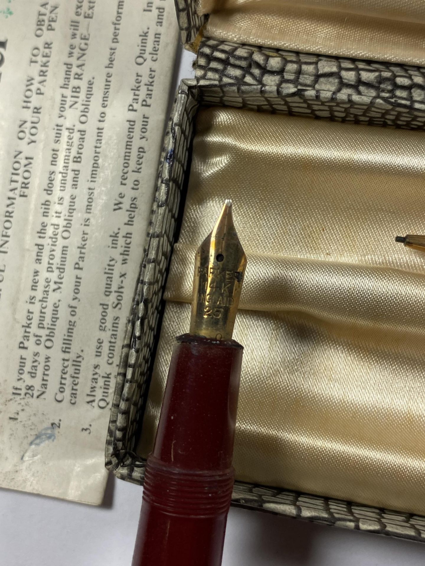 A VINTAGE BOXED PARKER DUOFOLD PEN SET TO INCLUDE FOUNTAIN PEN WITH 14CT YELLOW GOLD NIB - Image 4 of 4