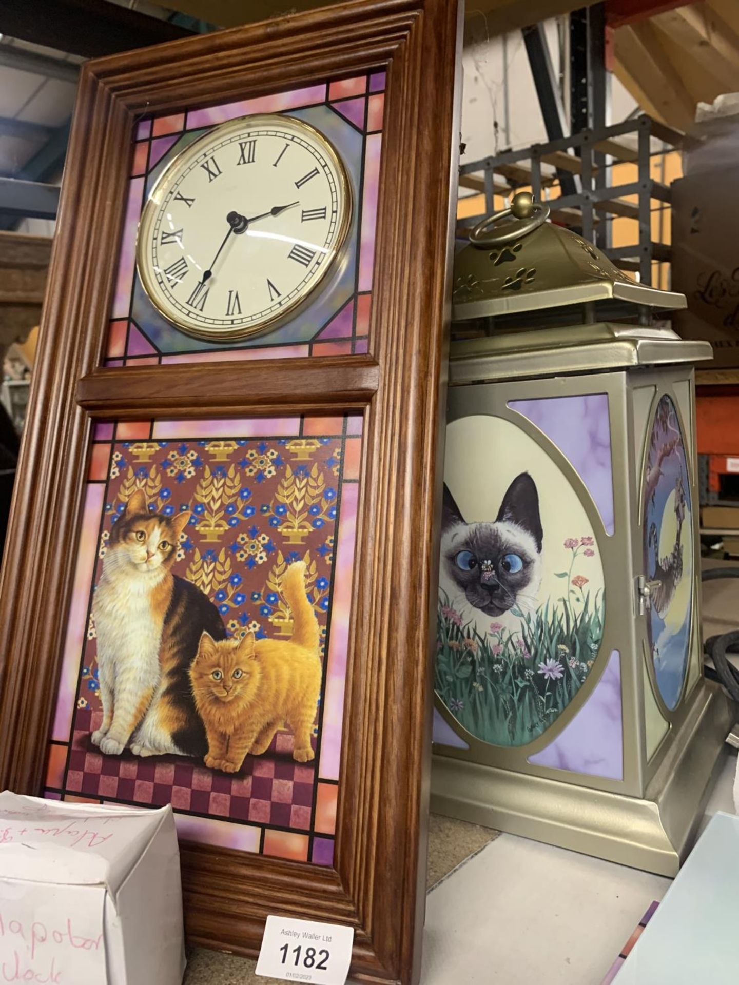 A QUANTITY OF CAT RELATED ITEMS TO INCLUDE A CLOCK, LANTERN, BOOKENDS, STAINED GLASS PANORAMA, ETC - Image 2 of 4