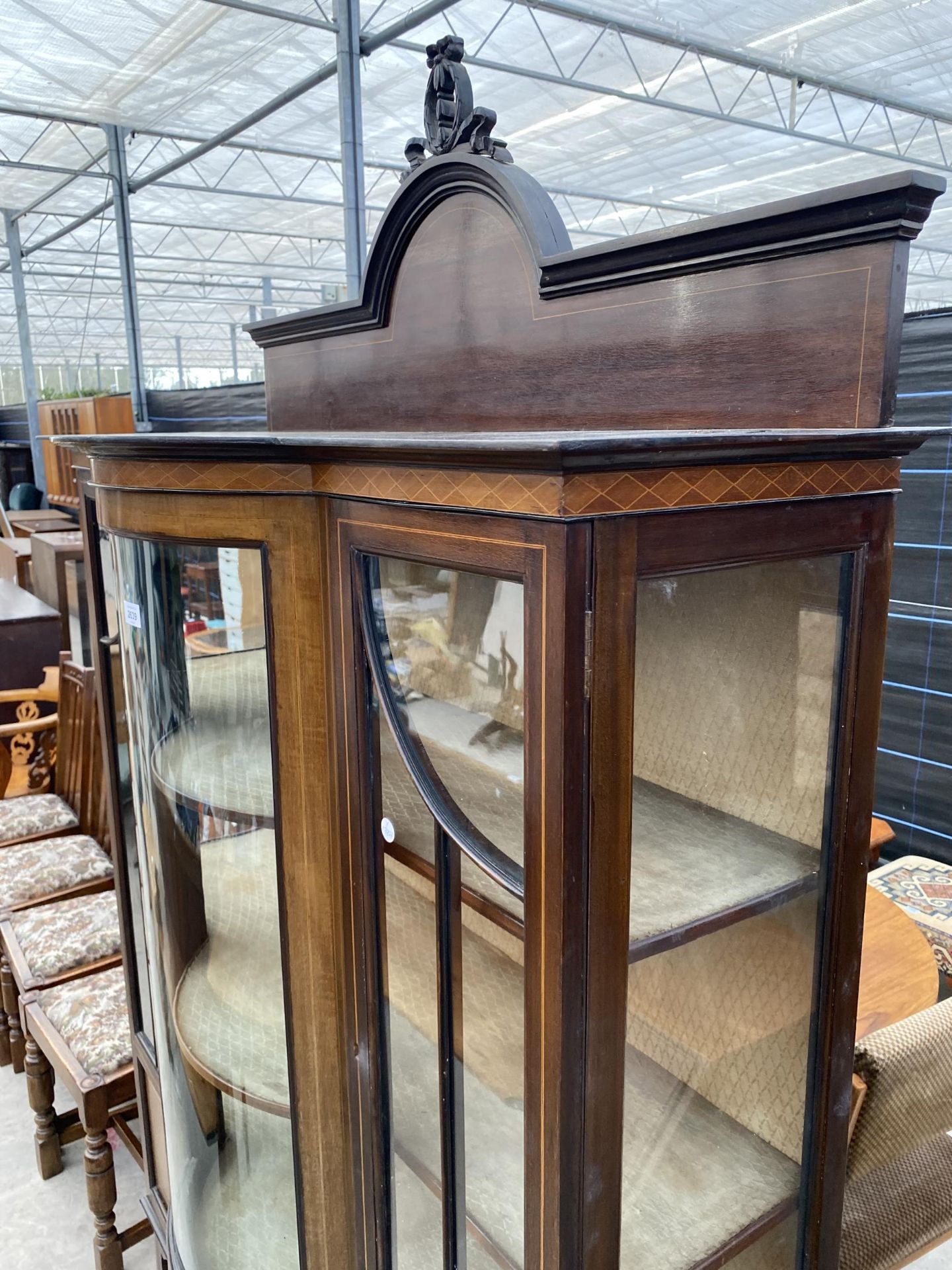 AN EDWARDIAN MAHOGANY AND INLAID BOWFRONTED CHINA DISPLAY CABINET ON TAPERED LEGS, WITH SPADE - Image 4 of 7