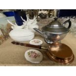A MIXED LOT TO INCLUDE THREE CHRISTMAS ANTLER SERVING DISHES, SMALL BRASS COPPER BED PAN, GLASS CAKE