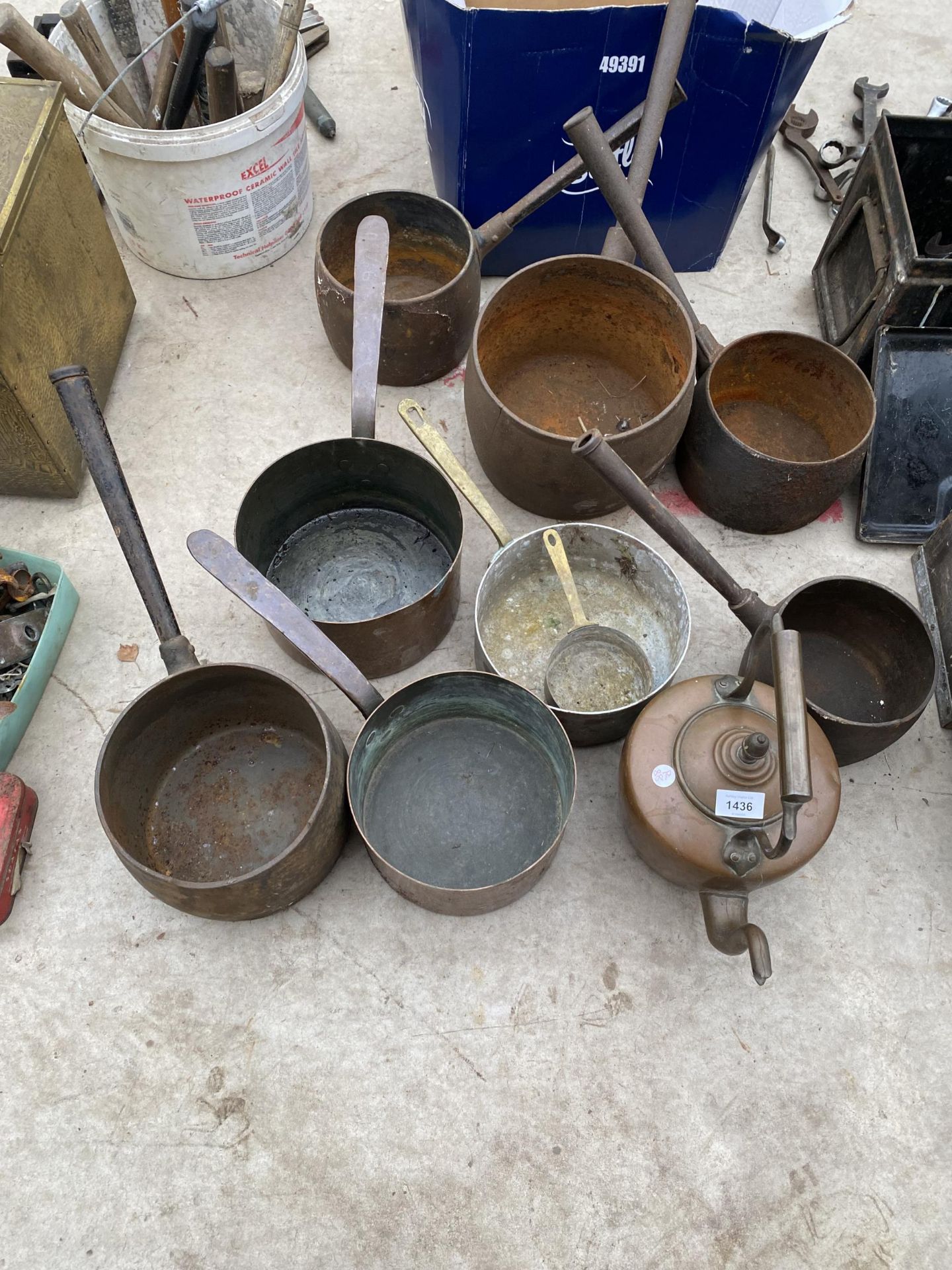 A LARGE ASSORTMENT OF CAST IRON AND COPPER PANS TO ALSO INCLUDE A COPPER KETTLE