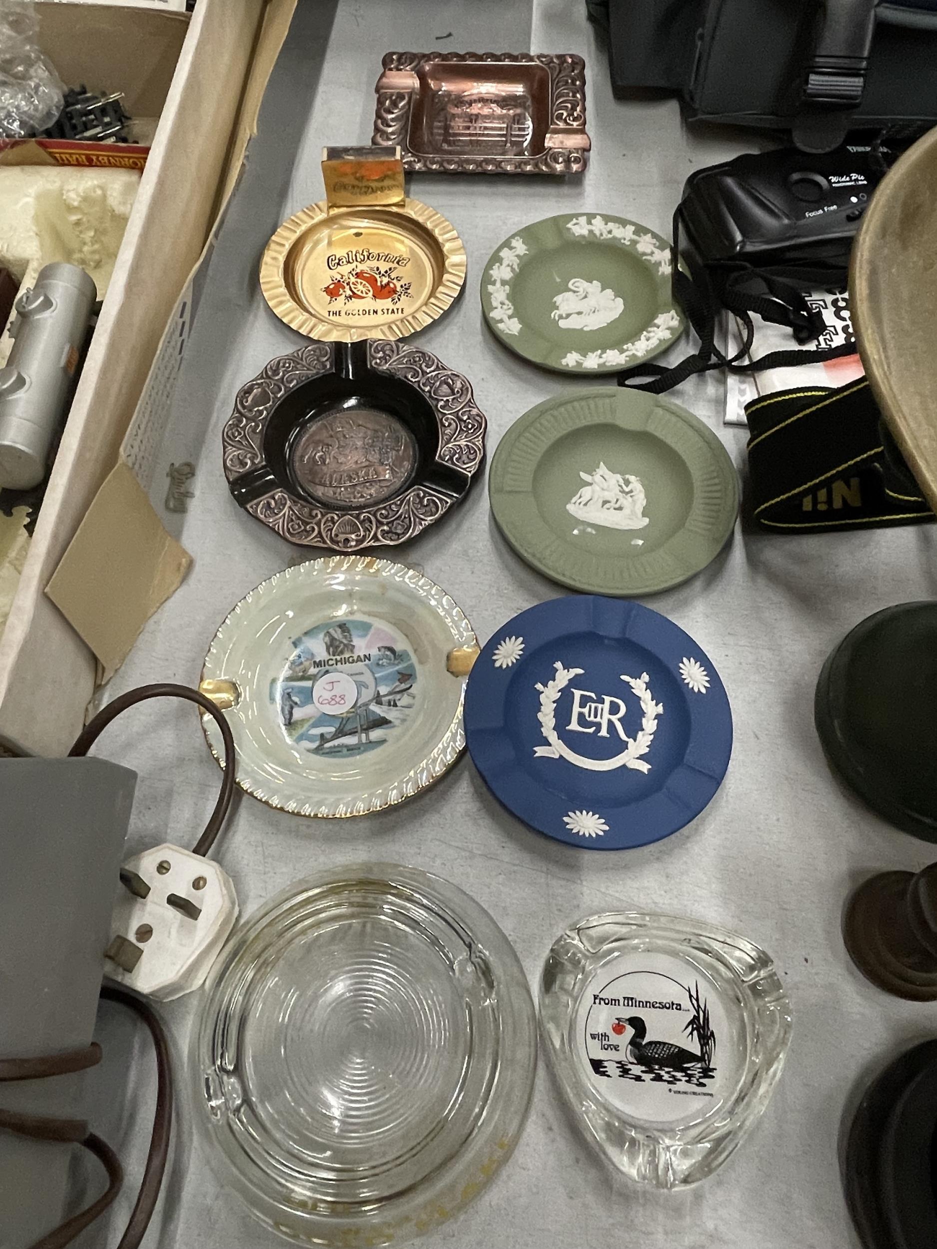 A QUANTITY OF VINTAGE ASHTRAYS TO INCLUDE WEDGWOOD JASPERWARE AND A WILL'S GOLD FLAKE