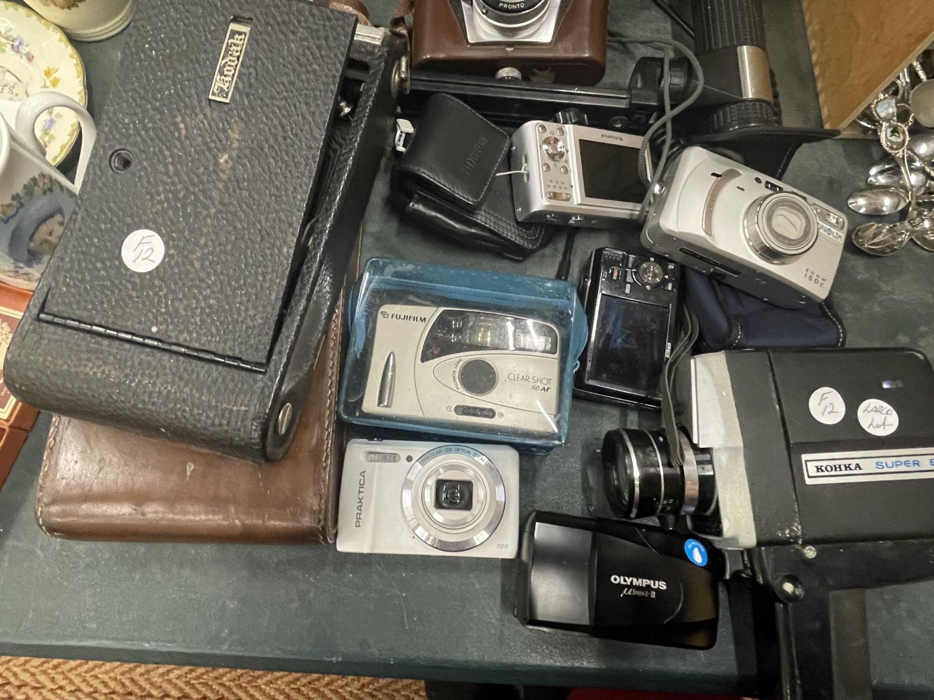 A LARGE QUANTITY OF VINTAGE CAMERAS TO INCLUDE A KODAK JR 3-A AUTOGRAPHIC IN LEATHER CASE, PRONTO - Image 2 of 4