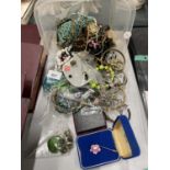 A QUANTITY OF COSTUME JEWELLERY TO INCLUDE BANGLES, NECKLACES, EARRINGS, ETC