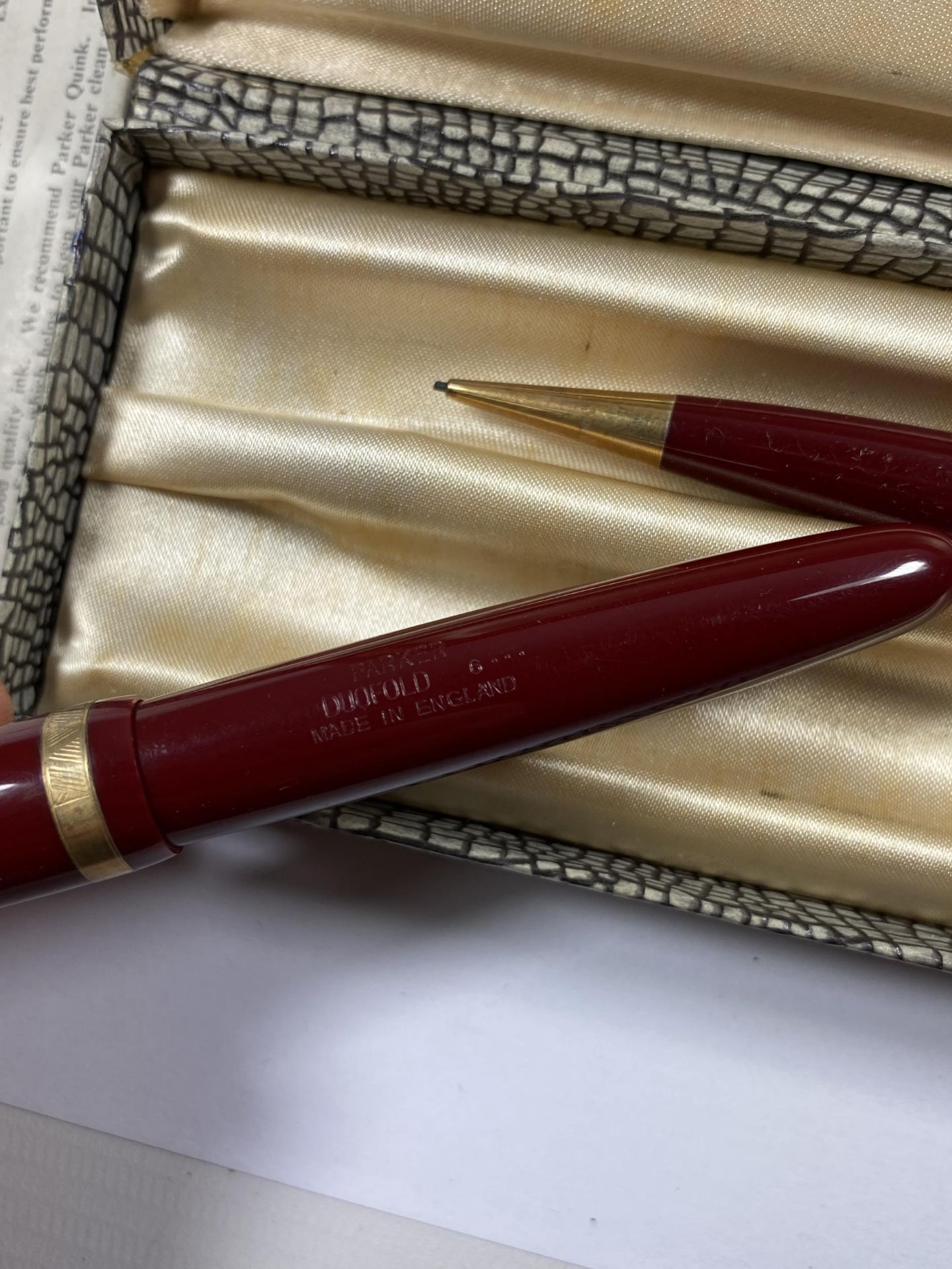 A VINTAGE BOXED PARKER DUOFOLD PEN SET TO INCLUDE FOUNTAIN PEN WITH 14CT YELLOW GOLD NIB - Image 3 of 4