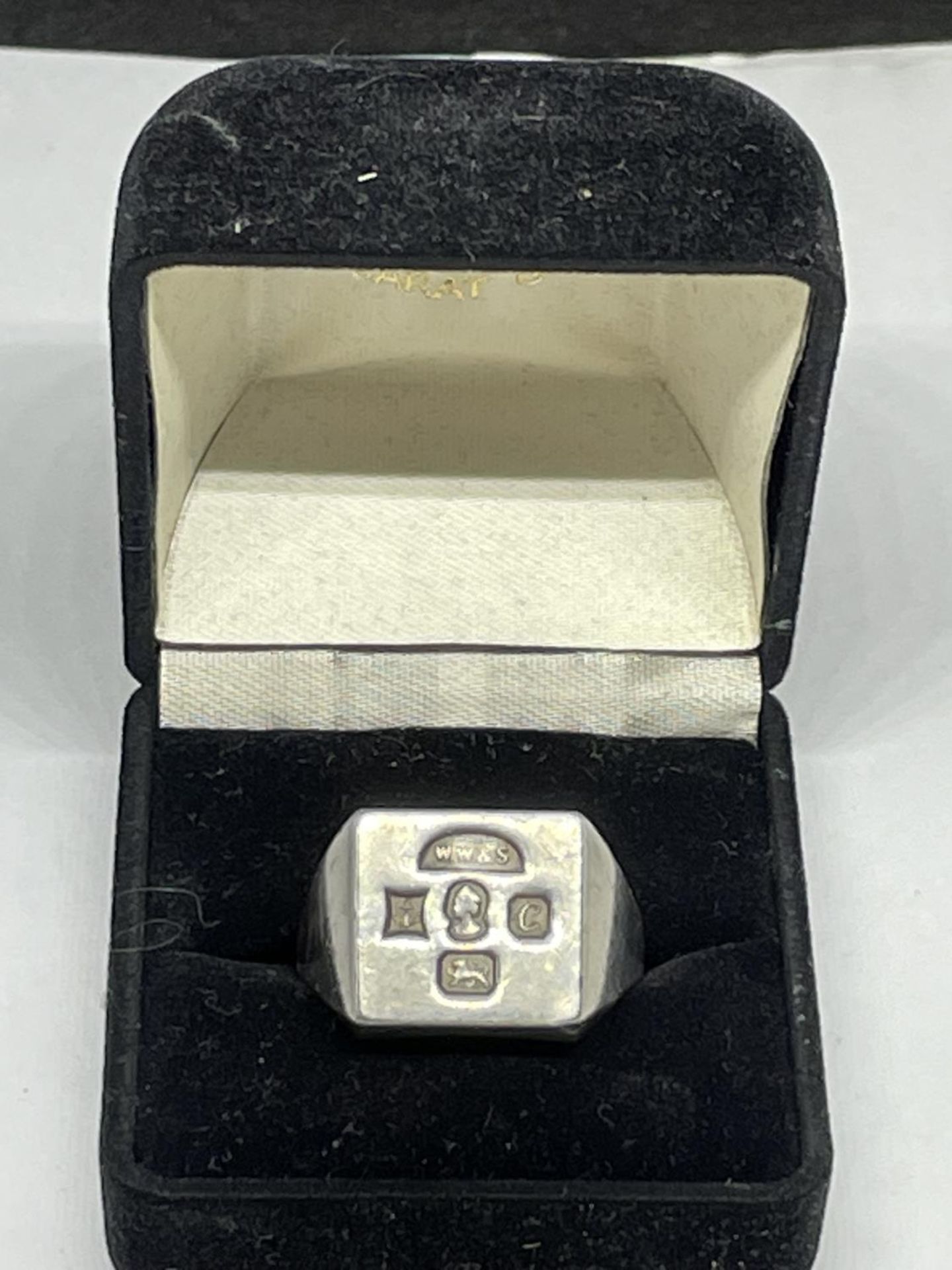 A HALLMARKED BIRMINGHAM SILVER SIGNET RING SIZE W IN A PRESENTATION BOX - Image 3 of 3