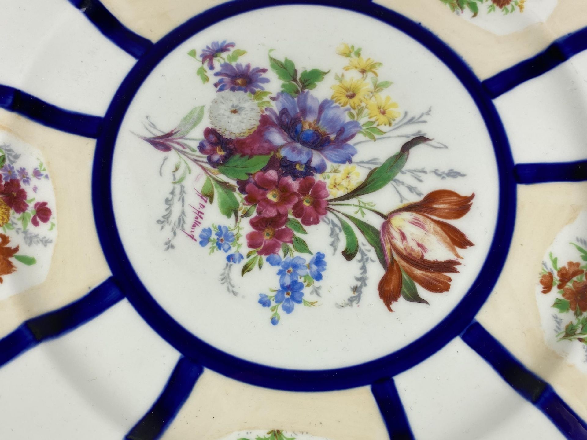 A HAND PAINTED FLORAL CABINET PLATE, SIGNED A.HOLLAND - Image 2 of 4