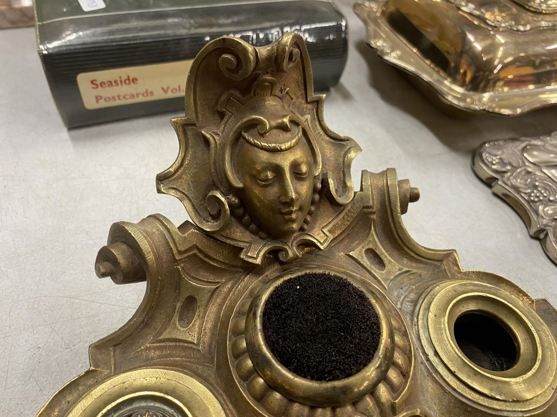 AN ART NOUVEAU BRASS INKSTAND WITH LADIES HEAD DESIGN TOP - Image 2 of 3