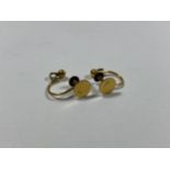 A PAIR OF VINTAGE 9CT YELLOW GOLD EARRINGS, TOTAL WEIGHT 0.86G