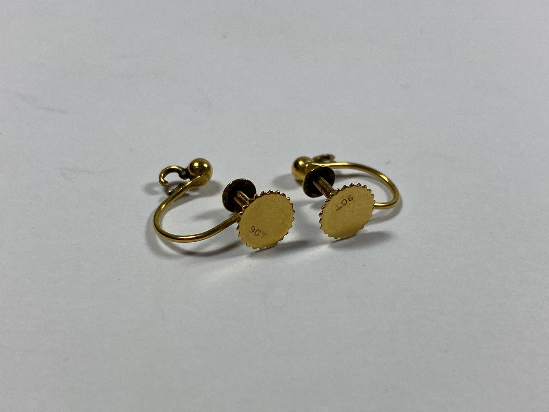 A PAIR OF VINTAGE 9CT YELLOW GOLD EARRINGS, TOTAL WEIGHT 0.86G