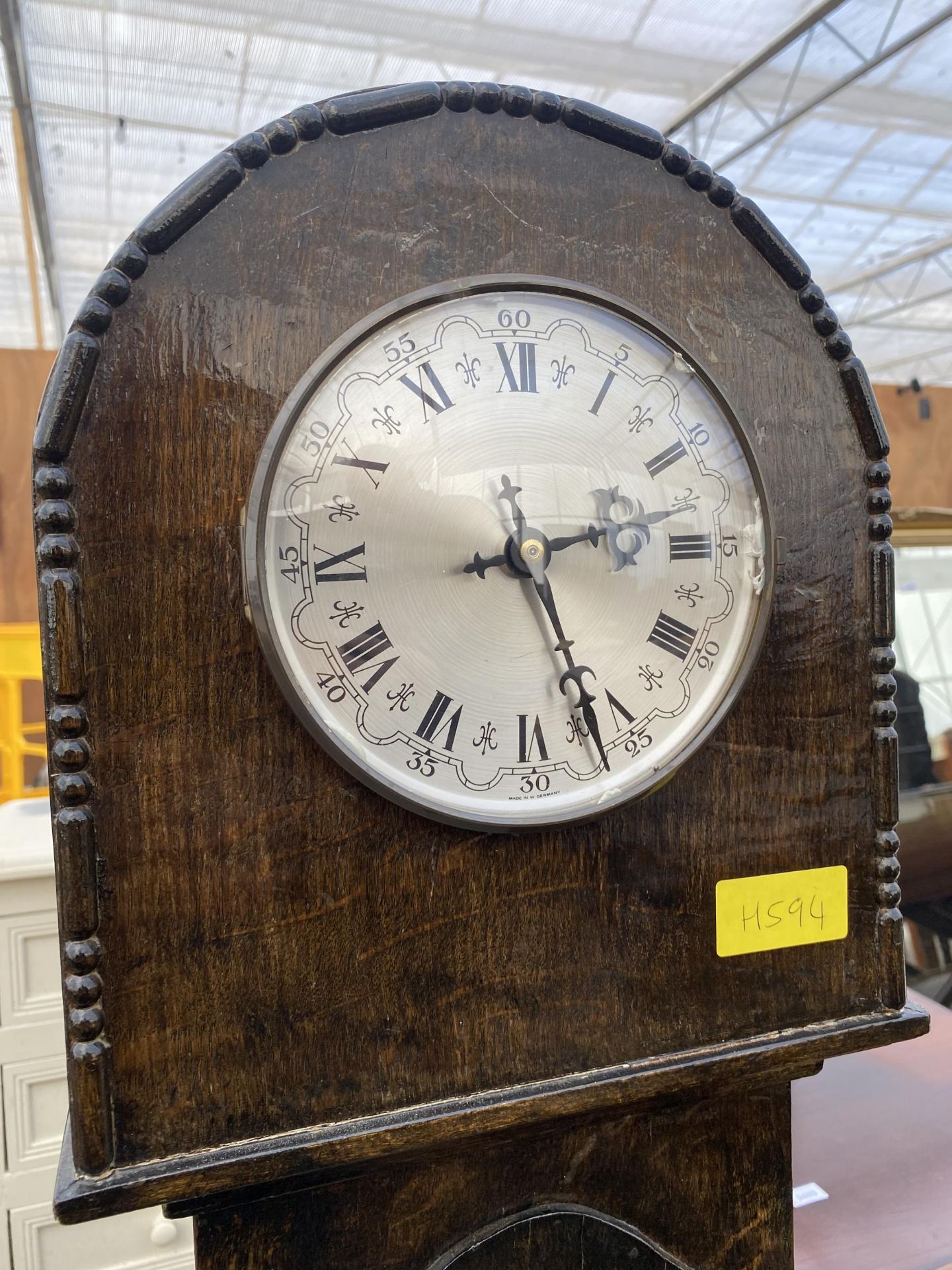 AN OAK GRANDMOTHER CLOCK WITH QUARTZ MOVEMENT - Image 2 of 5