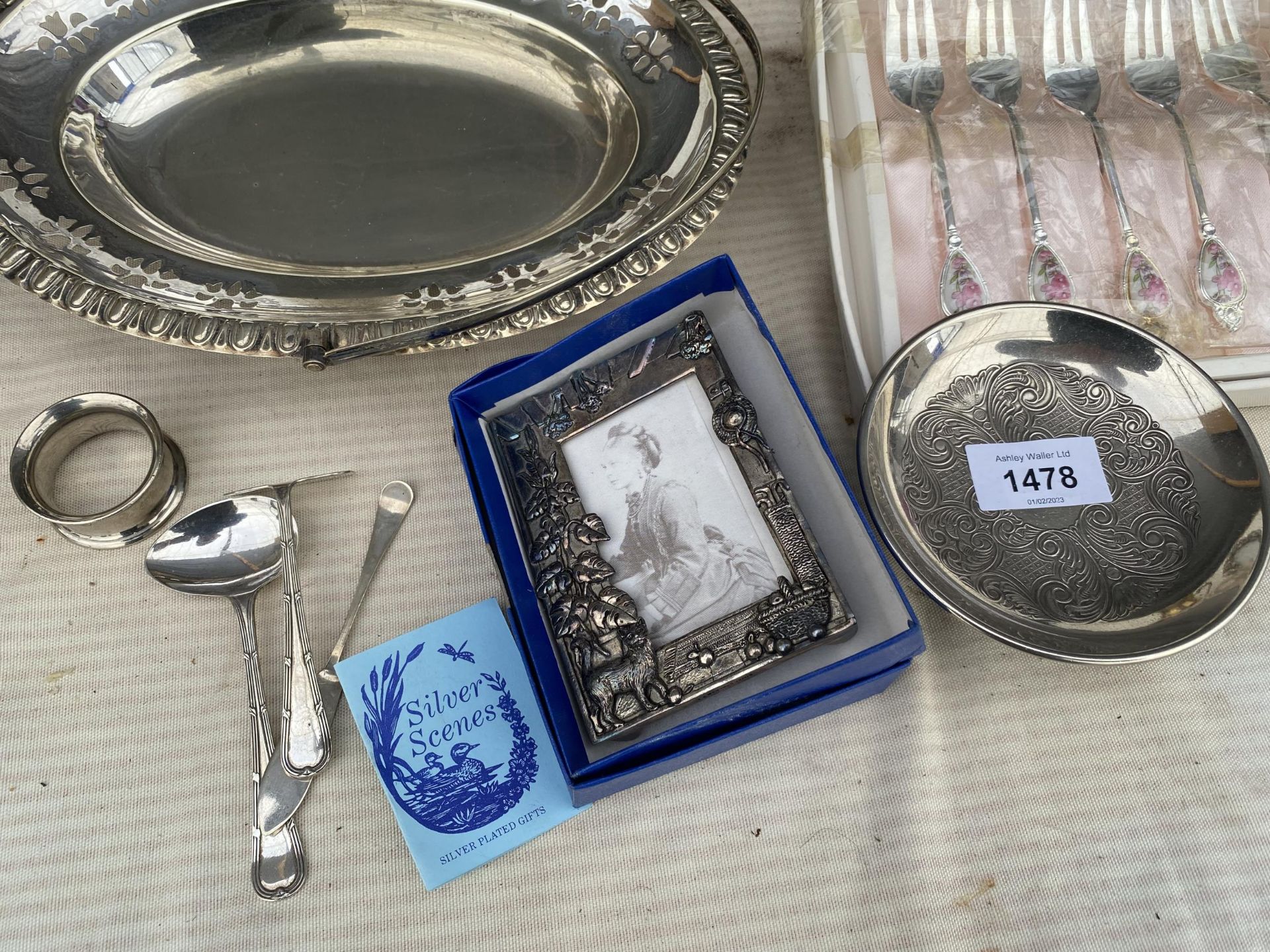 AN ASSORTMENT OF SILVER PLATED ITEMS TO INCLUDE TRAYS, TANKARDS AND FLATWARE ETC - Image 4 of 4