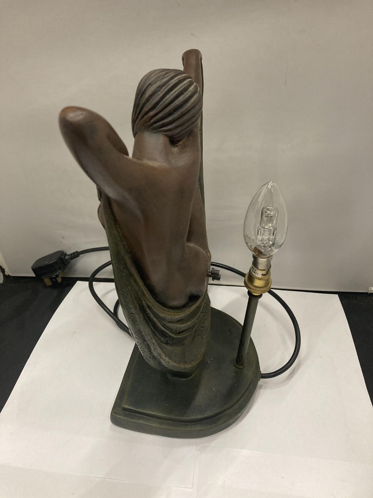 AN ART DECO STYLE RESIN NUDE LADY LAMP BASE HEIGHT 36CM - Image 2 of 3