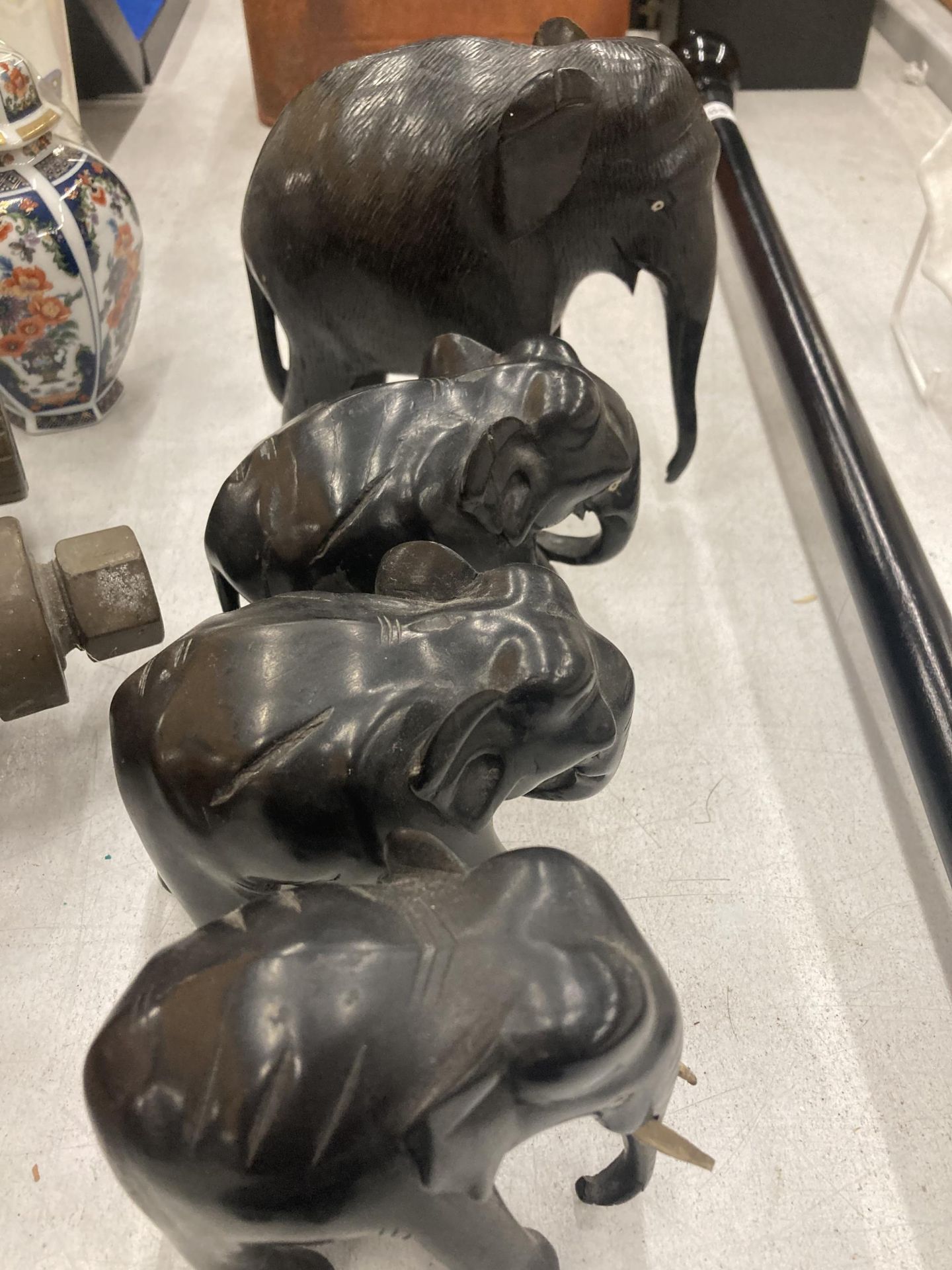 A COLLECTION OF HARDWOOD CARVED ELEPHANTS IN VARYING SIZES - 10 IN TOTAL - Image 3 of 3