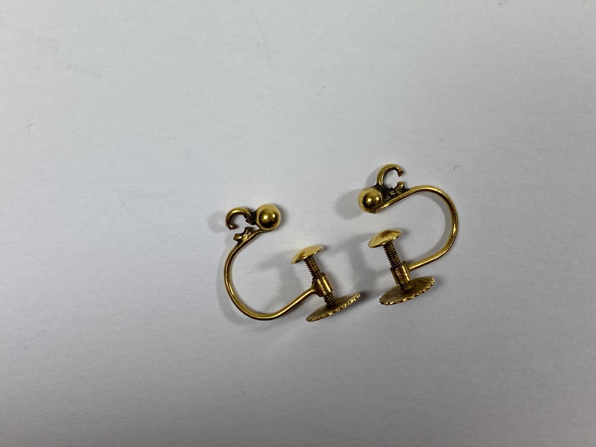 A PAIR OF VINTAGE 9CT YELLOW GOLD EARRINGS, TOTAL WEIGHT 0.86G - Image 2 of 2