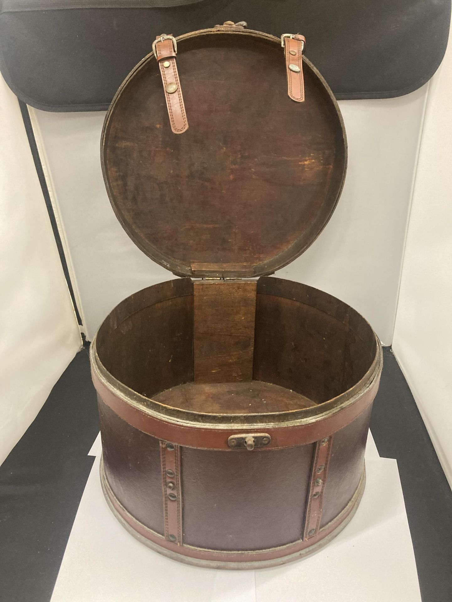 A ROUND LEATHER AND BRASS BOX - POSSIBLY A HAT BOX - Image 2 of 2