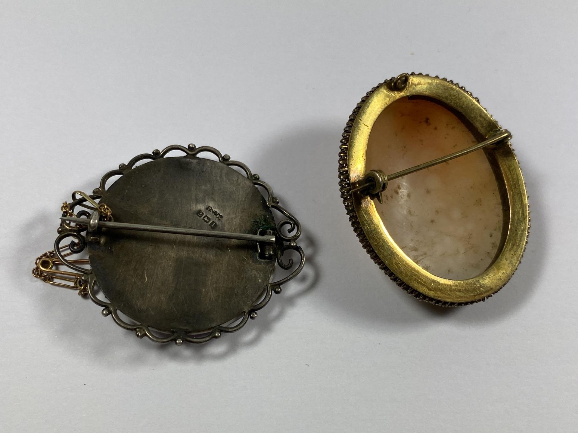 TWO VINTAGE BROOCHES TO INCLUDE A CERAMIC AND HALLMARKED SILVER & FURTHER CAMEO EXAMPLE - Image 2 of 2