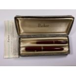 A VINTAGE BOXED PARKER DUOFOLD PEN SET TO INCLUDE FOUNTAIN PEN WITH 14CT YELLOW GOLD NIB