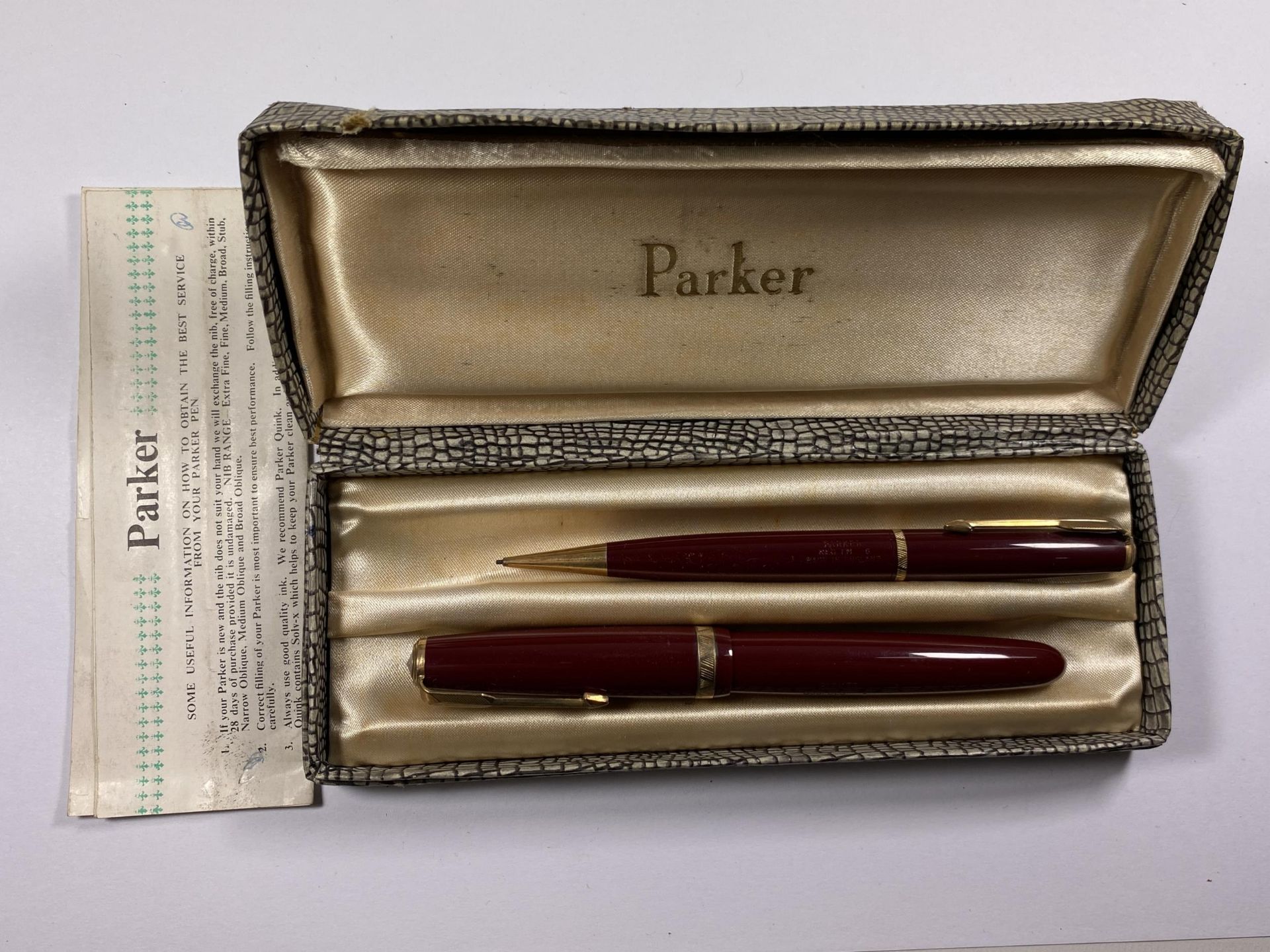 A VINTAGE BOXED PARKER DUOFOLD PEN SET TO INCLUDE FOUNTAIN PEN WITH 14CT YELLOW GOLD NIB