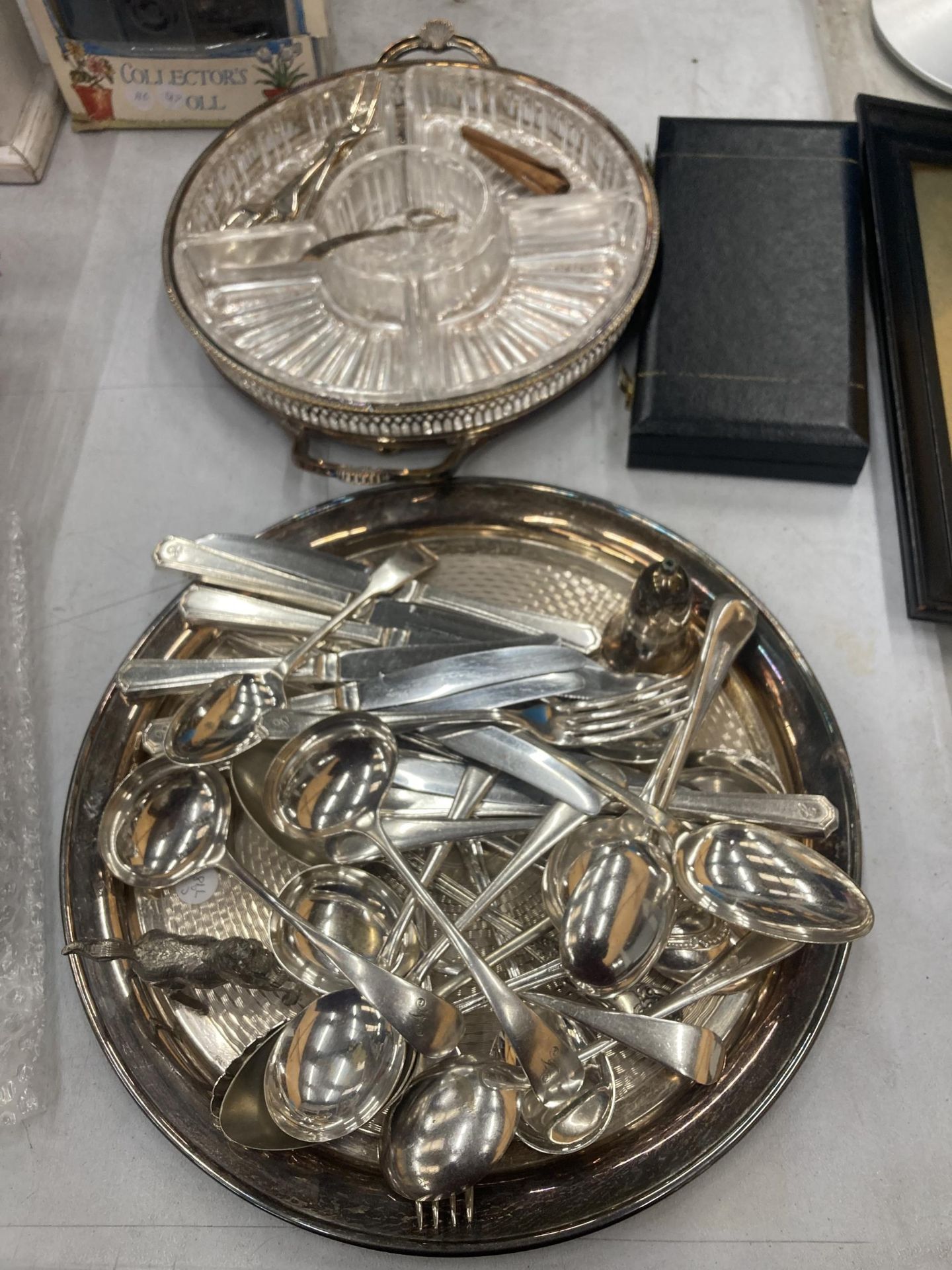 A GLASS NIBBLES DISH WITH SILVER PLATED BASE, TRAY AND A QUANTITY OF VINTAGE FLATWARE TO INCLUDE
