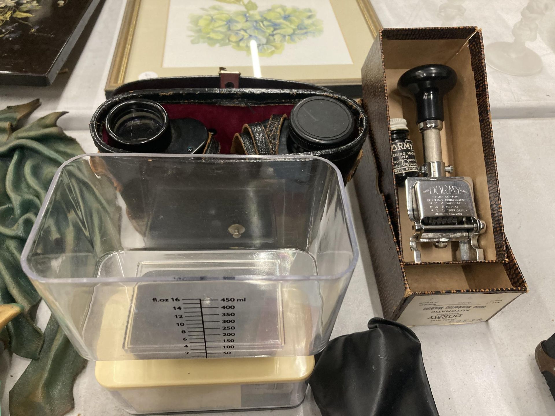 A MIXED VINTAGE LOT TO INCLUDE A BOXED DORMY NUMBERING MACHINE WITH INK, BINOCULARS, SPORTS GLASSES, - Image 4 of 4