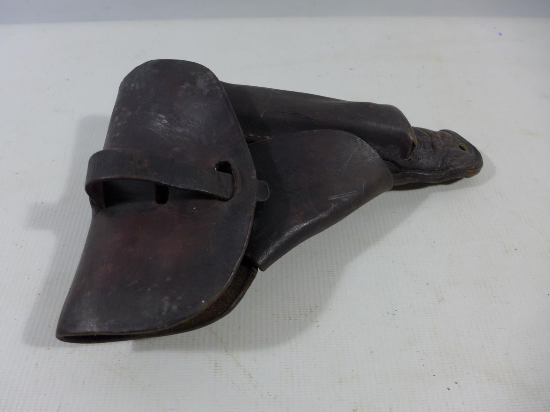 A WORLD WAR II PERIOD LEATHER AUTOMATIC PISTOL HOLSTER