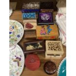 A QUANTITY OF SMALL BOXES TO INCLUDE PAPIER MACHE, ORIENTAL STYLE, WOODEN, ETC PLUS A WRISTWATCH,