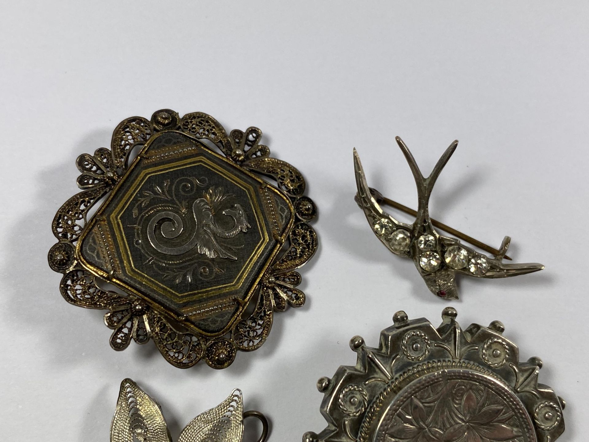 A COLLECTION OF FOUR VINTAGE SILVER BROOCHES TO INCLUDE BIRD EXAMPLE - Image 2 of 4
