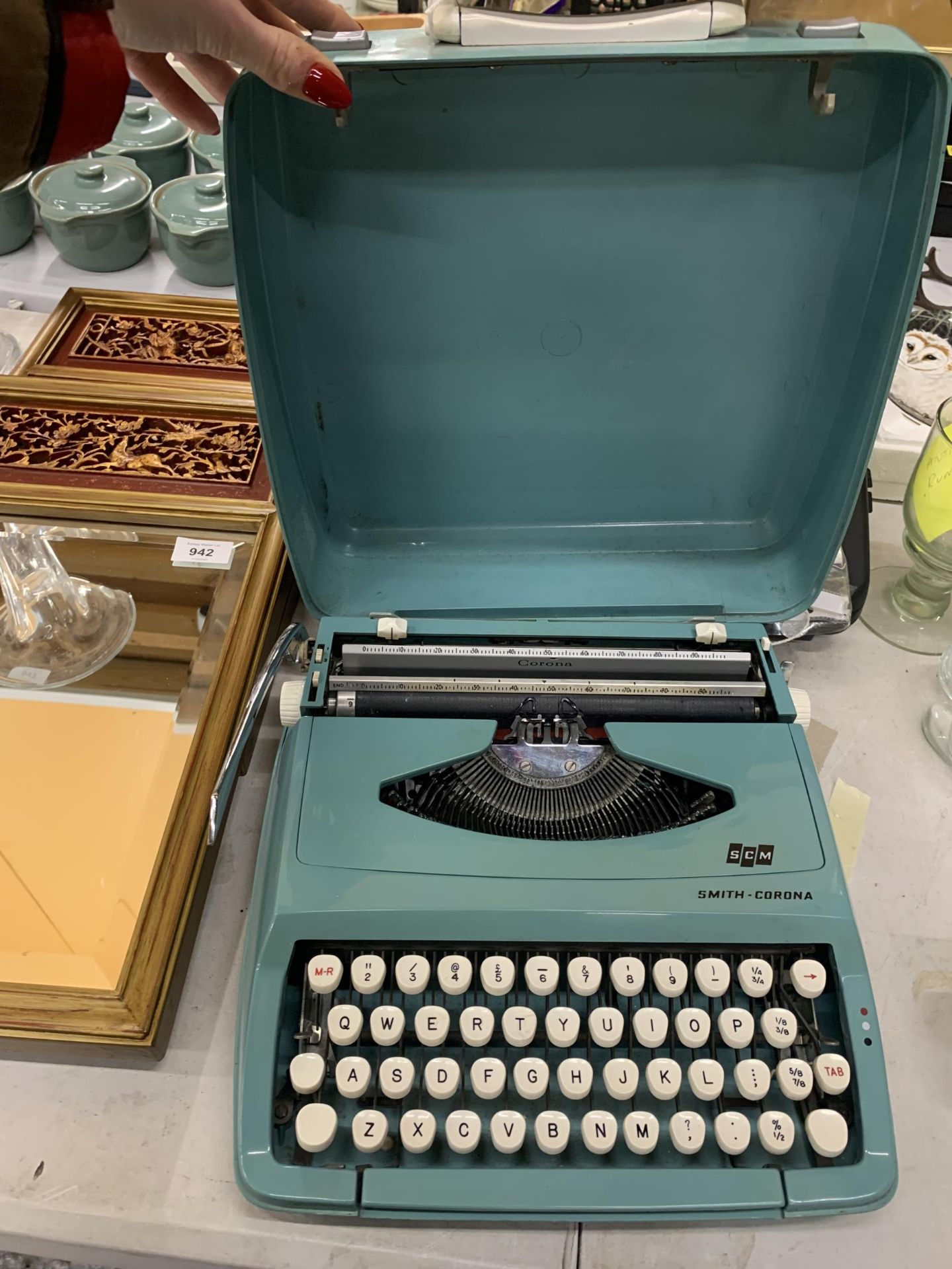 A VINTAGE SMITH-CORONA TYPEWRITER PLUS A SHARP PA-3140 ELECTRIC TYPEWRITER - Image 2 of 5