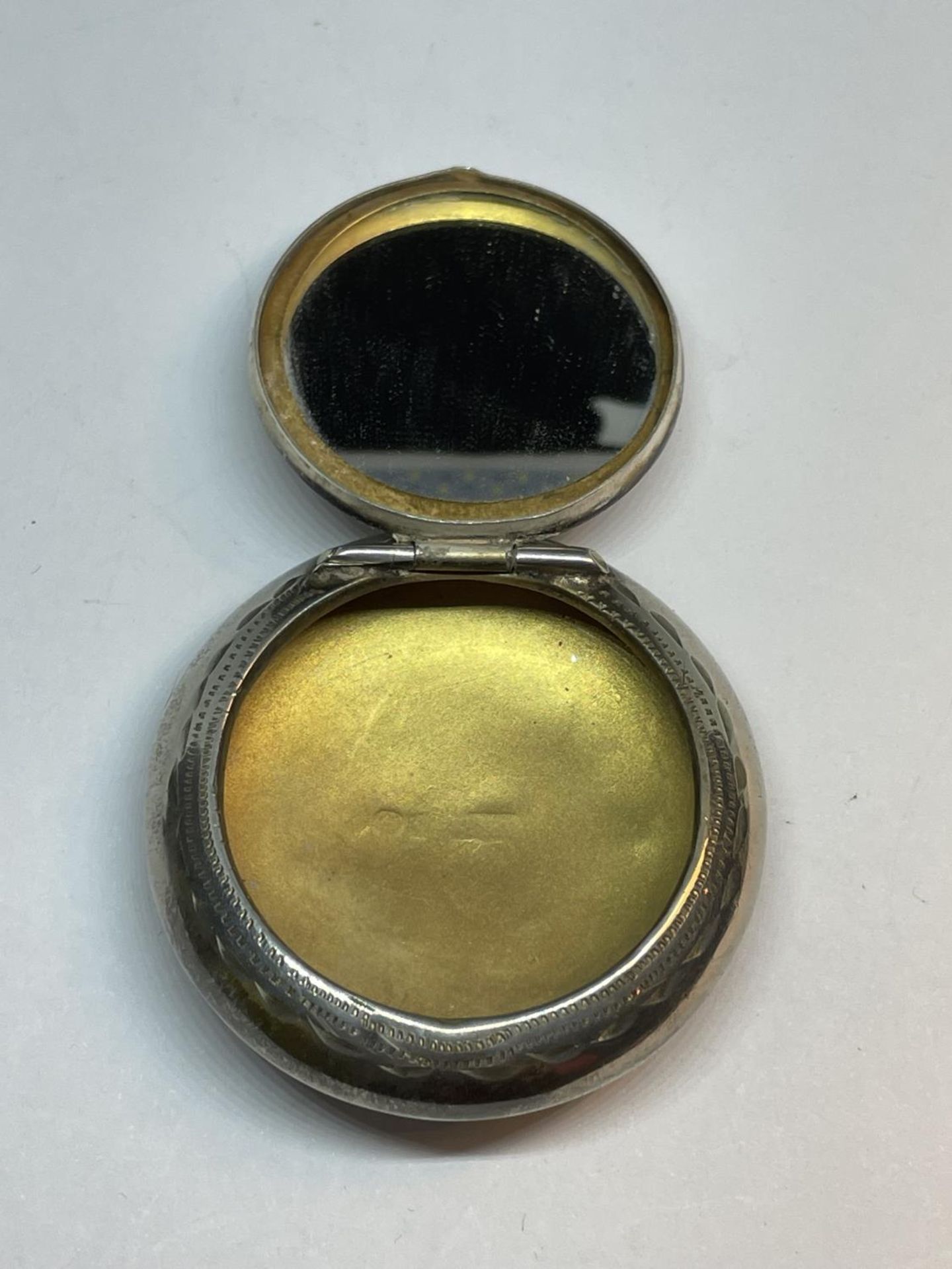 A HALLMATKED BIRMINGHAM SILVER POWDER COMPACT WITH MIRROR - Image 2 of 4