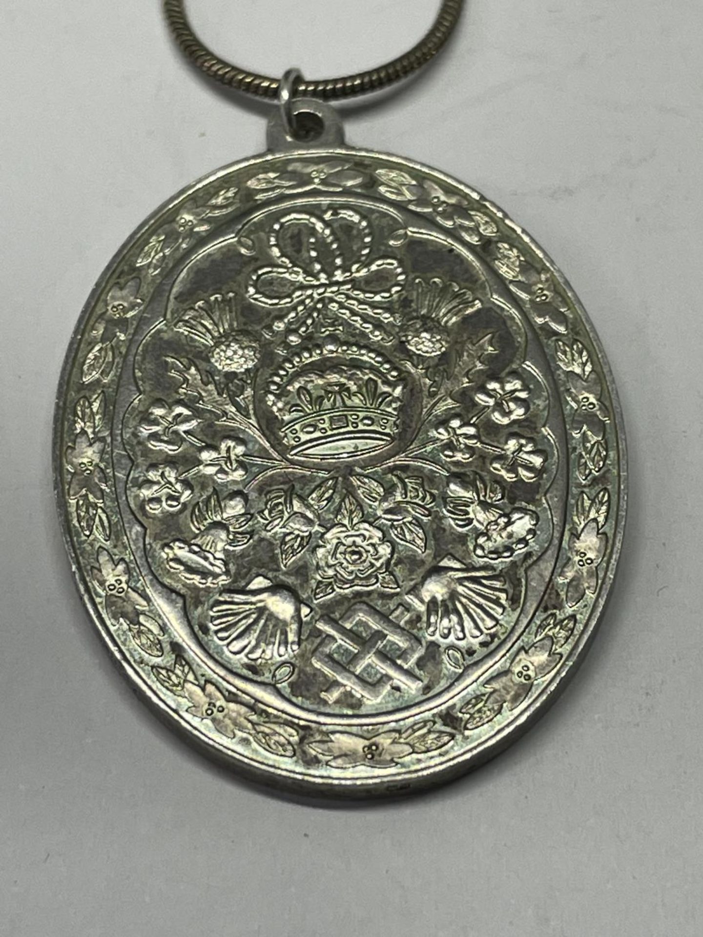 A MARKED SILVER MEDALLION IN A PRESENTATION BOX - Image 2 of 4