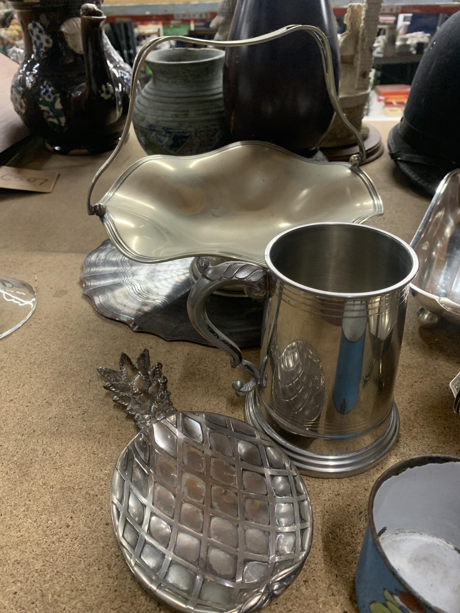 A QUANTITY OF SILVER PLATED ITEMS TO INCLUDE A TRAY, HANDLED BASKET BOWL, SERVING DISH, TANKARD, - Image 2 of 5