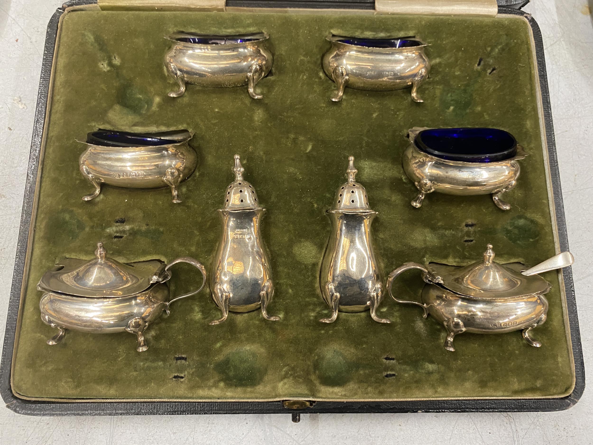 A CASED BIRMINGHAM HALLMARKED SILVER CONDIMENT SET COMPRISING MUSTARD POTS, OPEN SALTS AND SALT - Bild 2 aus 4