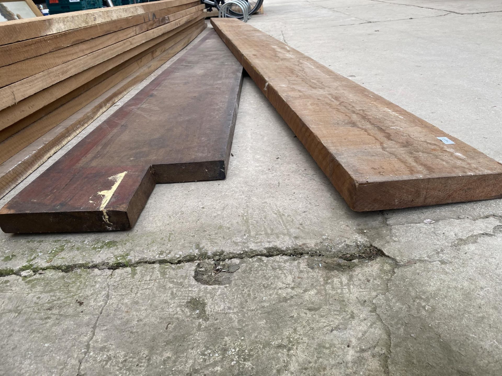 A LENGTH OF IROKO TIMBER (L:14FT 2" W:12" T:2.5") AND A FURTHER PIECE OF MAHOGANY (L:10FT 6" W:16" - Bild 2 aus 4